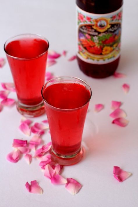 Rooh Afza Lemonade for a hot day Roohafza Recipe, Rooh Afza, Healthy Summer Drinks, Cold Drinks Recipes, Sherbet Recipes, Indian Drinks, Summer Coolers, Rose Milk, Recipes Summer