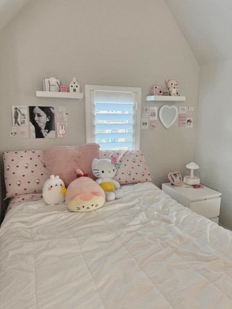 Cute Neutral Room Ideas, Small Korean Bedroom Ideas, How To Make Room Look Aesthetic, Couqqet Room, Minimalist Sanrio Bedroom, Room Decor Pink Aesthetic, Pink Girly Room Ideas, Shoujo Aesthetic Room, Shoujo Room Aesthetic