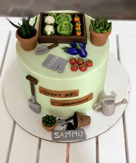 Gardeners Birthday Cake, Birthday Cake For Plant Lover, Allotment Cake Ideas, Cake Plant Design, Retirement Cakes For Women, Cake Plants Design, Plant Birthday Cakes, Plant Lover Cake, Plant Cake Design