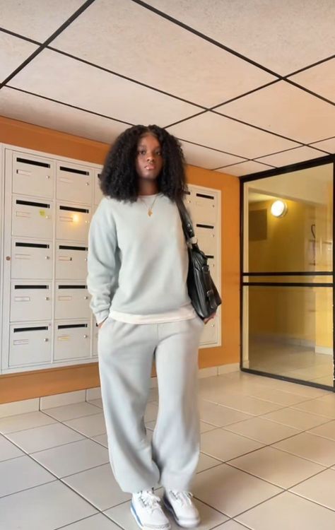 Essentials Crew Neck Outfit, Sweat Pants Outfit Black Women, Crew Neck Sweatshirt Outfit, Dump Outfit, Outfit Jogging, Jogging Outfit, Sweats Outfit, Mode Zara, Outfit Inspo Casual