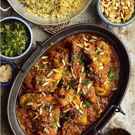 North African Chicken, Moroccan Chicken Recipe, Chicken With Honey, Arabisk Mad, African Chicken, Saffron Recipes, Moroccan Recipes, Moroccan Chicken, African Cooking