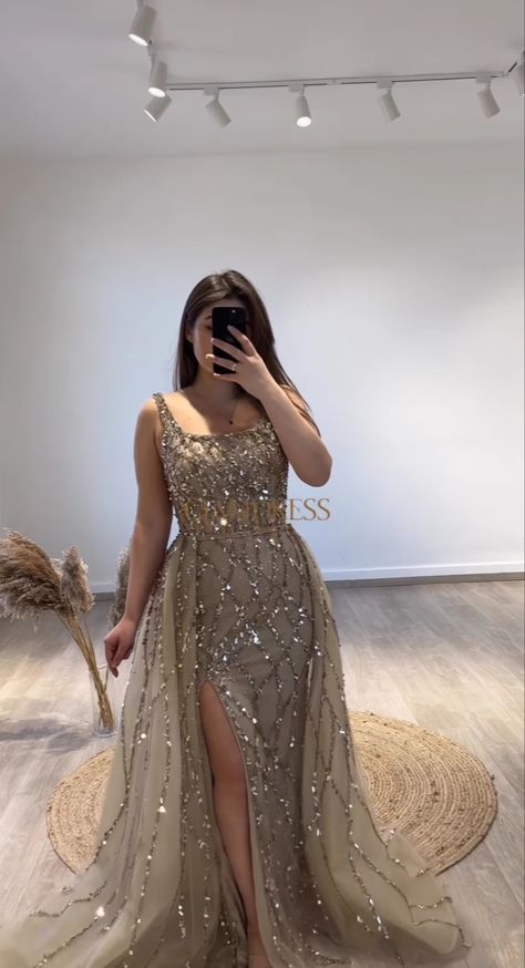 Dress For Restaurant, Deres Woman, Casual Bridal Dress, Posh Dresses, Bride Dress Simple, Stylish Wedding Dresses, Classy Prom Dresses, Women Dresses Classy, Fancy Dresses Long