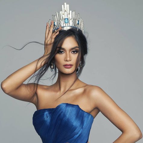 231k Likes, 1,381 Comments - Pia Wurtzbach | Miss Universe (@piawurtzbach) on Instagram: “And finally in Francis Libiran blue 💙 Tickets to the 65th Miss Universe competition are on sale…” Pageant Photoshoot Ideas, Miss Universe Dresses, Pageant Pictures, Miss Universe Gowns, Pageant Photography, Pia Wurtzbach, Miss Universe 2015, Pageant Headshots, Miss Pageant