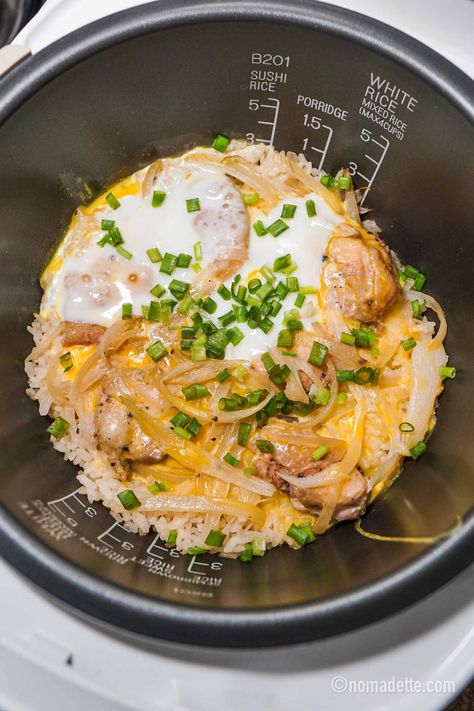 Rice Cooker Oyakodon - Nomadette Rice Cooker Congee Recipe, Congee Recipe Rice Cooker, Rice Cooker Soup Recipes, Rice Cooker Chicken And Rice, One Pot Rice Cooker Meals, Oyakodon Recipe, Eggs And Rice, Apartment Meals, Zojirushi Rice Cooker