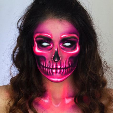 Neon Skull. Makeup Tutorial to Transform your Face, see the video on our site. By Giulianna Maria. Neon Skull, Halloweenský Makeup, Halloween Make-up Looks, Holloween Makeup, Creepy Halloween Makeup, Cute Halloween Makeup, Skeleton Makeup, Cool Halloween Makeup, Special Fx Makeup