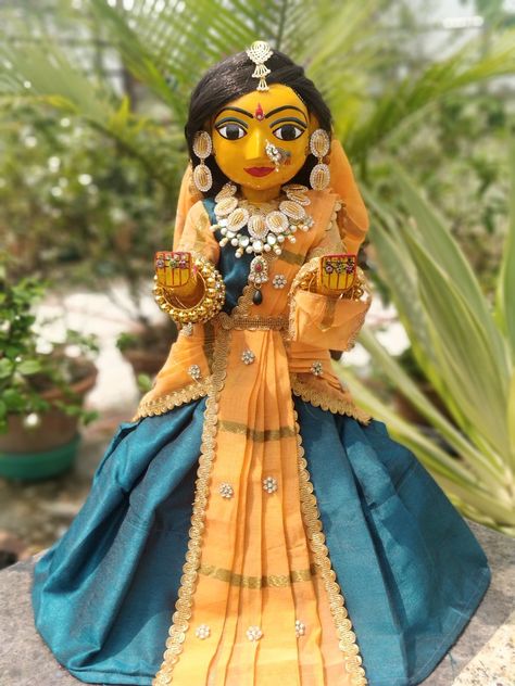 Gangaur festival #gangaur puja #gangaur dress #hairstyle Gangore Dress, Gangaur Dresses, Gangour Dresses, Gangaur Festival, Mummy Papa, Dress Hairstyle, Asha Bhosle, Indian Classical Dance, Lion Images