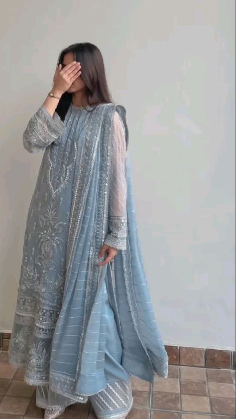 Desi Dress, Pakistani Fashion Casual, Pakistani Wedding Outfits, Desi Fashion Casual, Pakistani Fancy Dresses, Chique Outfits, Beautiful Pakistani Dresses, Modest Dresses Casual, Indian Dresses Traditional