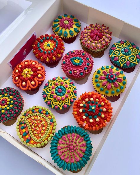 Diwali Cupcake Ideas, Dholki Dessert, Dholki Cupcakes, Diwali Cakes Design, Mehendi Cupcakes, Diwali Cake Ideas, Mehndi Desserts, Indian Cake Design, Indian Cupcakes