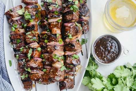 Grilled Sticky Sesame Steak Skewers Marinated Chicken Skewers, Ginger Marinade, Grilled Vegetable Skewers, Steak Skewers, Grill Dessert, Steak And Onions, Kabob Skewers, Meat Eater, Grill Time