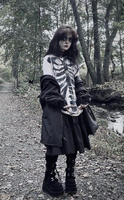 Halloween Core Outfits, Goth Skirt Outfit, Goth Poses, Gothic Spring, Perky Goth, Goth Outfit Inspo, Goth Fits, Goth Skirt, Black Skirt Outfits