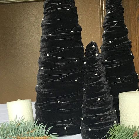 Black Velvet Christmas, Black Christmas Tree Decorations, Velvet Christmas Tree, Christmas Tree Images, Black White Christmas, Valentine's Ideas, Cone Trees, Velvet Christmas, Dark Christmas