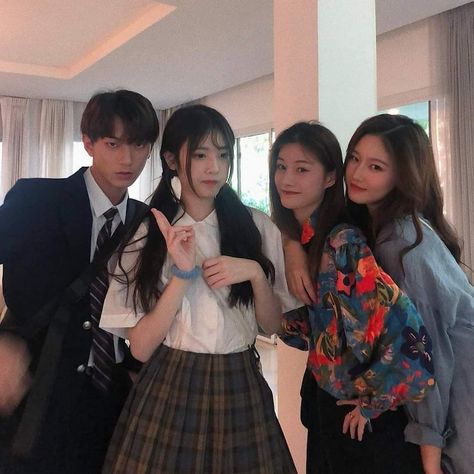 1boy 3girl Friendship, 3 Girls 1 Boy Friendship Aesthetic, 3girls 1boy Friends Aesthetic, Friend Group Pictures, Smart Casual Women Outfits, Squad Photos, Girl Shadow, Korean Photo, Korean Best Friends