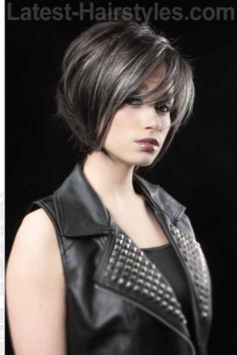 Shattered Bob Hairstyle with Movement and Texture Hairstyles For Fat Faces, Kort Bob, Grey Highlights, Transition To Gray Hair, Fringe Hairstyles, Chic Hairstyles, Short Hair With Bangs, Modern Hairstyles, Hair Color Ideas