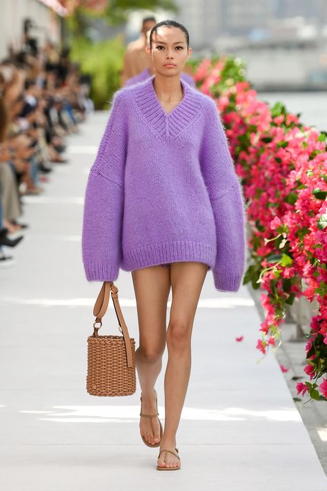 Purple Fashion Outfit, Mode Purple, Stylish Knitwear, Gala Gonzalez, Blusas Top, Knitwear Trends, Winter Knitwear, Press Tour, Knitwear Fashion