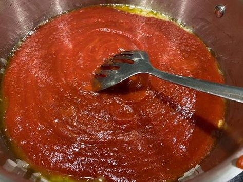 Rao's Copycat Marinara Sauce Recipe: Easy and Delicious! - NewsBreak Copycat Raos Spaghetti Sauce, Raos Sauce Recipes, Rao's Marinara Sauce Recipe, Raos Marinara Recipe, Cheese Enchilada Casserole, Caprese Pasta Salad Recipes, Recipes With Parmesan Cheese, Stuffed Pepper Casserole, Marinara Sauce Recipe