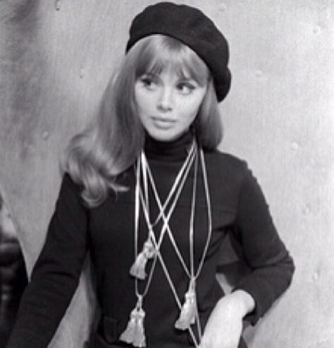 1960s beatnik. Beatniks were characterized by "beards, pony tails, dirty sneakers, and peasant blouses." They often wore all black. 1960s Mod Fashion, 70s Mode, Beatnik Style, Vintage Fashion 1960s, Britt Ekland, 70s Girl, Anita Ekberg, Ursula Andress, Beat Generation