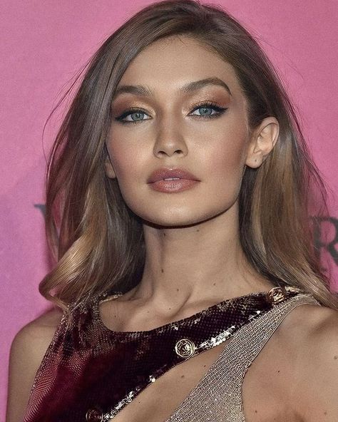 Gigi Hadid Light Brown Hair, Nude Makeup, Eyes Makeup, Makeup For Green Eyes, Light Brown Hair, Gigi Hadid, Green Eyes, Brown Hair, Light Brown