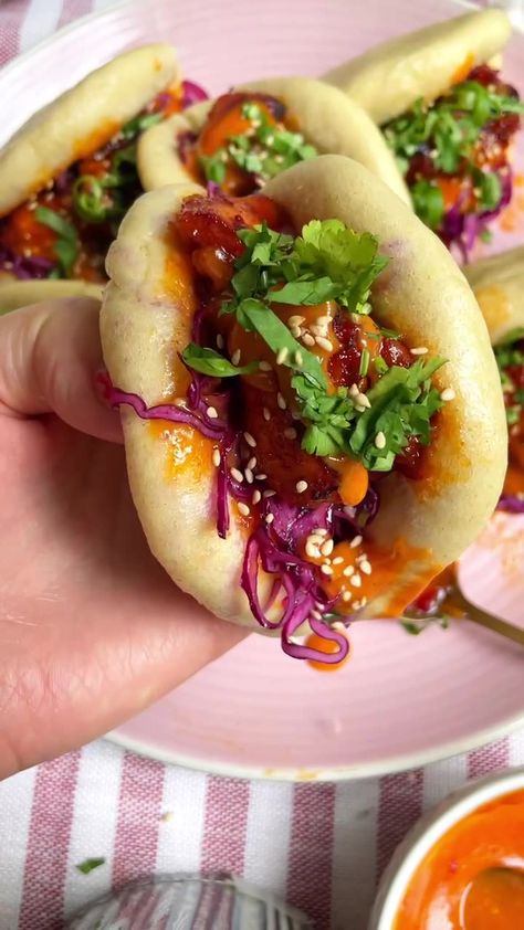 Once you learn how easy it is to make fluffy steamed bao buns, you won’t be able to stop! Baking powder AND yeast cuts prep time down, so they're ready in under an hour. Fill with Korean fried chicken, grilled chicken or pulled pork for a fab family-friendly fakeaway. Bao Buns Chicken, Pulled Pork Bao Buns Recipe, Pulled Pork Bao Buns, Bao Buns Filling Chicken, Korean Fried Chicken Bao Bun, Steamed Recipes, All U Can Eat, Steamed Bao Buns, Steamed Bao