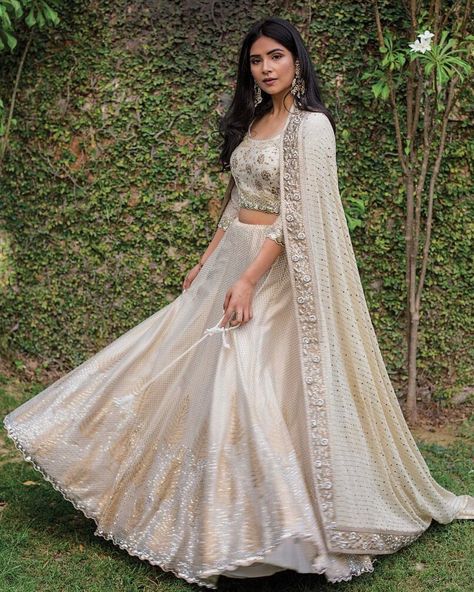 21+ Simple & Elegant Lehenga Options for the Sister of the Bride/Groom | ShaadiSaga Wedding Lehenga Simple, Lehenga Simple, Elegant Lehenga, Simple Bride, Simple Elegant Wedding, Gaun Fashion, Bride Sister, Red Bridesmaids, Indian Gowns Dresses