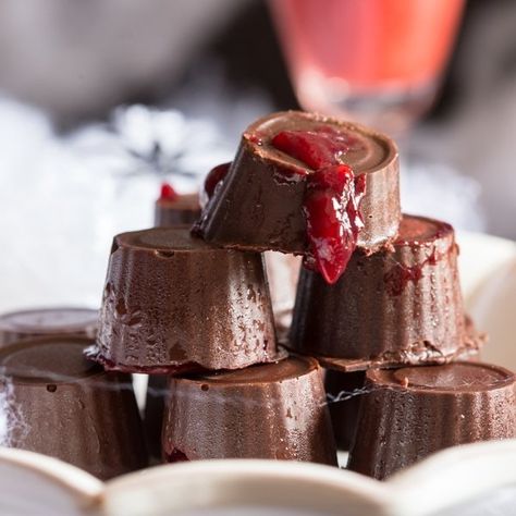 Dracula's Raspberry Chocolates Raspberry Chocolate Recipes, Chocolates Recipe, Chocolate Calories, Filled Chocolates, Pro Metabolic, Italian Pizza Recipes, Baked Goods Recipes, Yummy Pizza, Chocolate Candy Recipes