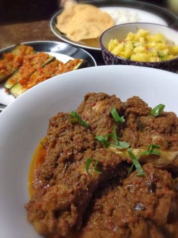 Mommy In The Kitchen: Chicken Rendang (Rendang Ayam) Chicken Rendang Malaysia, Kebab Party, Chicken Rendang, Masakan Melayu, Indonesian Recipes, Malay Food, Lime Leaves, Eating Food Funny, Malaysian Cuisine