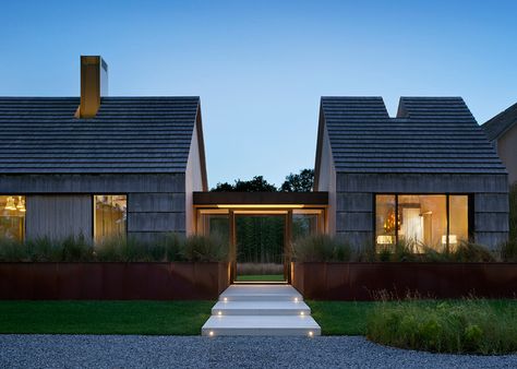 Shingle-clad house by Bates Masi mimics Long Island barns Hamptons Exterior, Eco School, Bates Masi, Architecture Renovation, Modern Architects, Hamptons House, Modern Barn, Modern Houses, Contemporary House Design