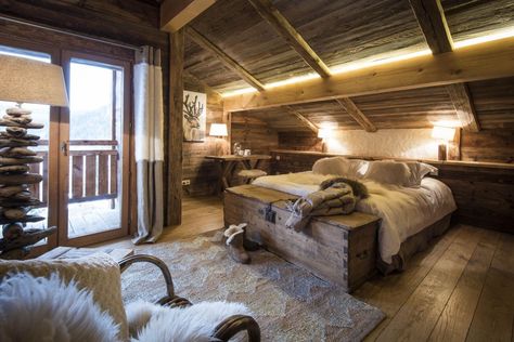 Chalet Modern, Chalet Bedroom, Charm Aesthetic, Master Suite Bedroom, Mountain Interiors, Wooden House Design, Chalet Interior, Chalet Design, Aesthetic House