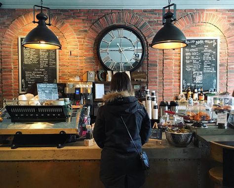 10 Ottawa Spots Locals Don't Want You To Know About  | Narcity Ottawa Ottawa Restaurants, Ottawa Photography, Ottawa Travel, Ontario Travel, Architecture Tattoo, Education Architecture, Celebrity Travel, Canadian Rockies, Vancouver Canada