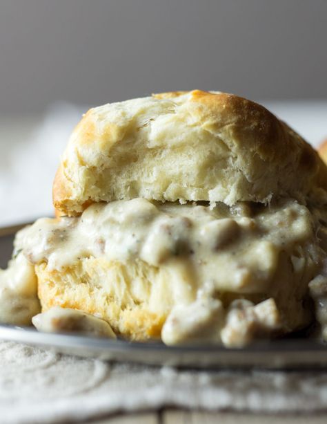 Paleo Gravy, Paleo Biscuits, Tastee Recipe, Healthy Biscuits, Buttermilk Biscuits Recipe, Gravy Ingredients, Sausage Bake, Biscuits And Gravy, Sausage Gravy