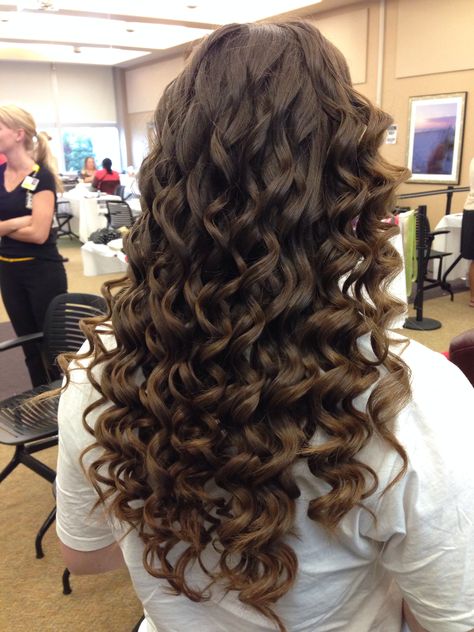 Tightly Curled Hair, Wand Curled Hair, Curled Hair With Wand, Hair Salon Curls, Figure 8 Curls, Curled Hair Aesthetic, Curly Hair Wand Hairstyles, Tight Curl Hairstyle, Loose Curls With Wand