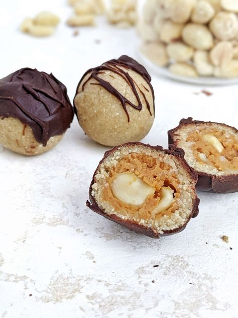 The perfect Snickers Protein Balls with all the candy layers – nougat, caramel, peanuts and chocolate – but healthy and easy too! These no bake Snickers protein bites are sweetened with protein powder so sugar free, and actually low fat, gluten free and Vegan too! You all probably already know that all those layers are the main reason I made these Snickers inspired protein balls.They have everything you want in a Snickers bar, but in bite size treat full of protein, gluten free, and… Snickers Protein, Truffles Recipes, Protein Truffles, Protein Balls Healthy, Energy Ball Recipe, Protein Desserts, Protein Bites, Protein Balls, Truffle Recipe