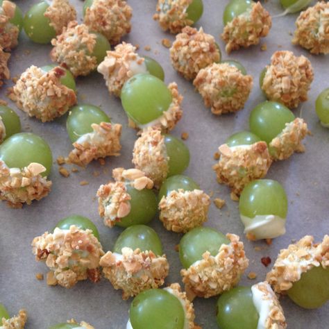 Grapes dipped in white chocolate and crushed peanuts!! Taste like a taffy apple. Yummy treat!!! Dipped Grapes, Taffy Grapes, Creative Deserts, Grape Dessert, Apple Chocolate, Taffy Apple, Tart Flavors, Finger Desserts, Fruity Snacks