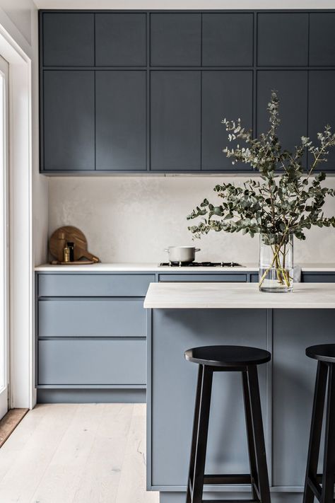 8 Swoon Worthy Kitchen Design Trends for 2021 - Everyday A Серая Кухня, Interior Simple, Blue Cabinets, Kitchen Room Design, Interior Modern, Kitchen Inspiration Design, Kitchen Color, Blue Kitchens, Grey Kitchen