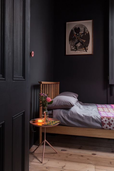 Islington townhouse. Light. Simply a pendant set on the table? Does it get hot? Can it also hang from that intriguing pink knob on the wall? London Apartment Decor, Georgian Townhouse, Dark Bedroom, Black Bedroom, Diy Headboard, Headboard Designs, Dark Interiors, Decoration Inspiration, Black Walls