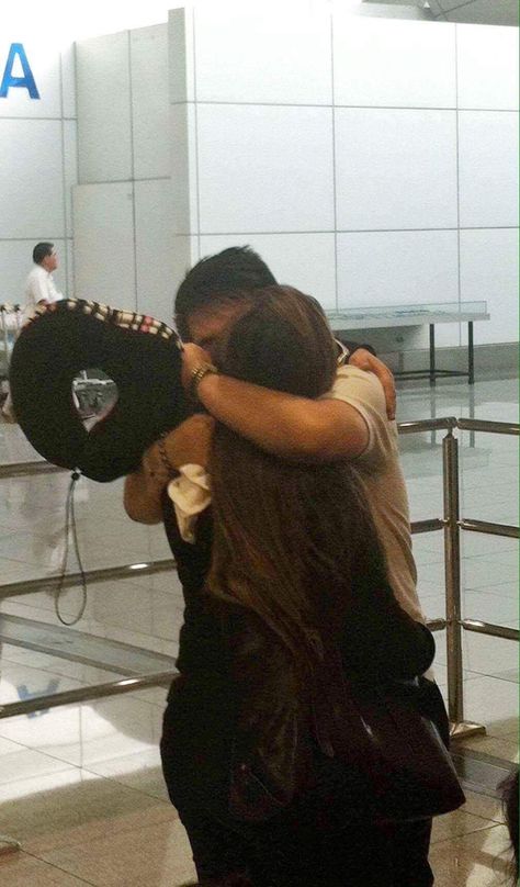 Airport hugs 2016 Airport Couple Pictures Long Distance, Airport Hugs Couples Aesthetic, Long Distance Goals, Couples Reuniting Airport, Couple In Airport Hug, Airport Welcome Ideas Boyfriend, Airport Pick Up Signs Boyfriend, Airport Reunion Couples, Airport Couple Long Distance