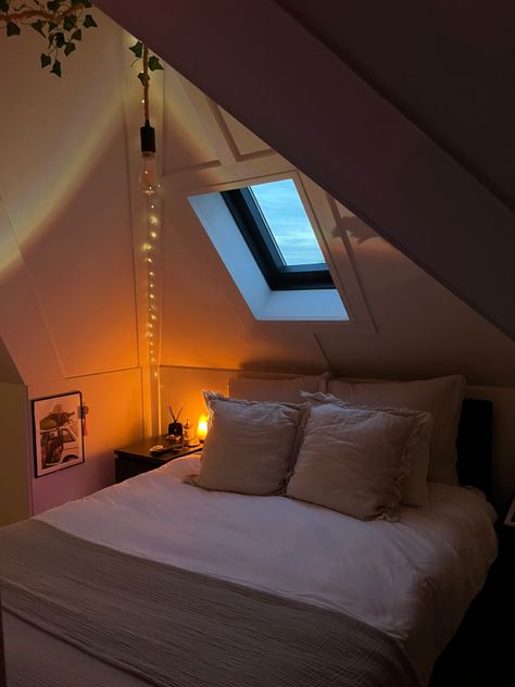 Bedroom Decor Slanted Ceiling, Attic Room Ideas Slanted Walls Bedroom, Slanted Ceiling Bedroom Aesthetic, Slanted Roof Bedroom Ideas, Slanted Ceiling Bedroom Ideas Decor, Bedroom With Skylight, Bedroom With Slanted Ceiling, Slanted Roof Bedroom, Slanted Ceiling Bedroom