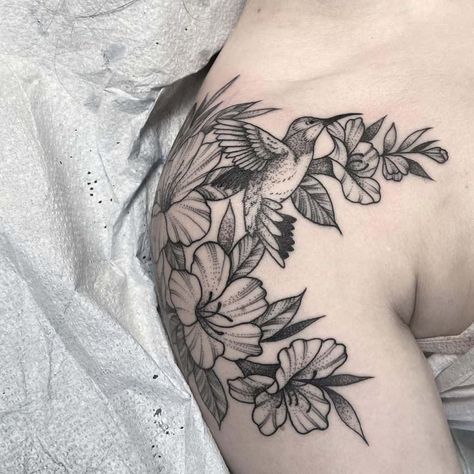 Hummingbird Tattoos: Symbolism And Inspiration – Self Tattoo Sleeve With Hummingbird, Cap Sleeve Tattoos, Blackwork Sleeve, Colorful Hummingbird Tattoo, Hummingbird Tattoo Ideas, Hummingbird Flower Tattoos, Thigh Piece Tattoos, Hummingbird Tattoos, Cap Tattoo