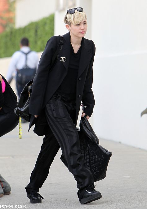 Chanel Brooch Outfit, Brooch Outfit, Miley Cyrus Street Style, Miley Cyrus Outfit, Celebrity Summer Style, Style Transformation, Chanel Brooch, Celebrity Style Red Carpet, Celebrity Look