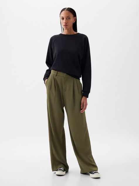 Soft woven trousers.  E-waist with concealed hook and bar closure, zip fly.  Front slant pockets, back welt pockets.  Pleating at front.  * Fit: Classic.  An easy silhouette that fits close  at the waist, and is relaxed through the hips and thigh.  Models wearing Gap Olive Green Trousers Outfit, Khaki Pants Outfits, Pleated Trousers Outfit, Green Trousers Outfit, Smart Casual Outfit Ideas, Olive Green Trousers, Dark Khaki Pants, Boho Business Casual, Cute Work Outfit