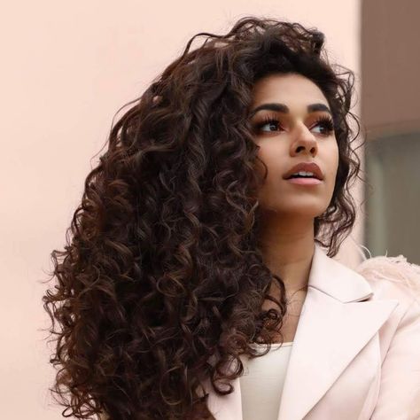 Ayesha Malik, Colored Curly Hair, Beautiful Curly Hair, 8k Followers, Hair Reference, Beautiful Long Hair, Curly Girl, Photography Women, Curled Hairstyles