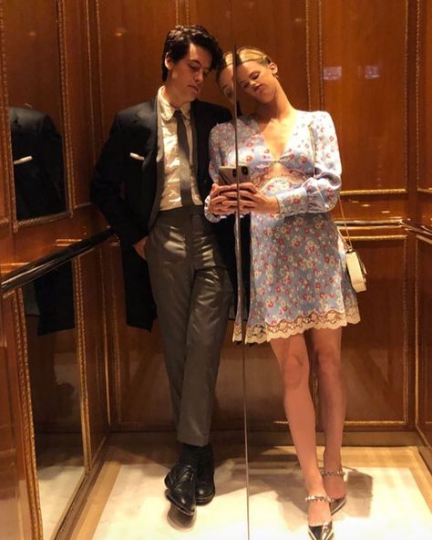 Lili Reinhart And Cole Sprouse, Bunny Dance, Bughead Riverdale, Riverdale Aesthetic, Dylan Obrian, Riverdale Funny, Dylan Sprouse, Grayson Dolan, La Fashion Week