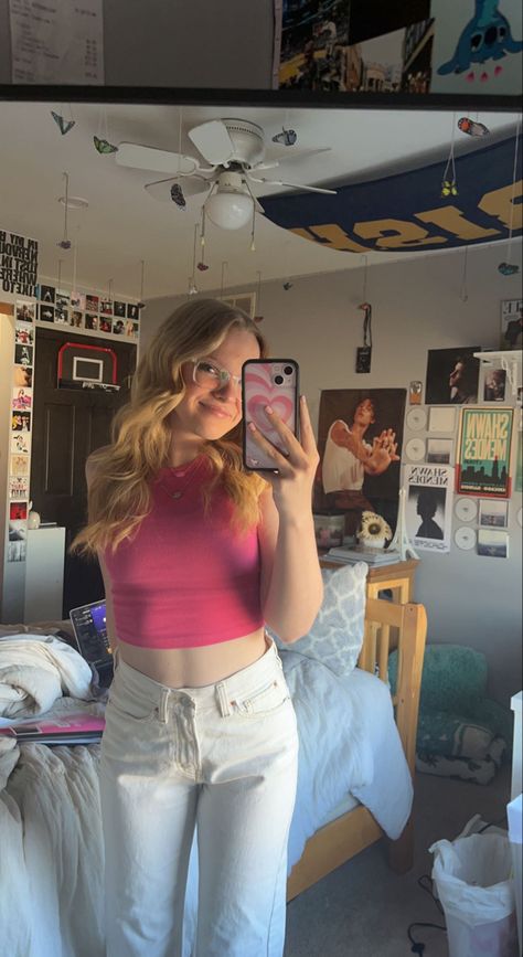 Pink Top And White Jeans Outfit, White Jeans Pink Top Outfit, Dinner Night Outfit, Pink Top Outfit, White Jeans Outfit, Pink Crop Top, Pink Tank, Dinner Outfits, Pink Tank Top