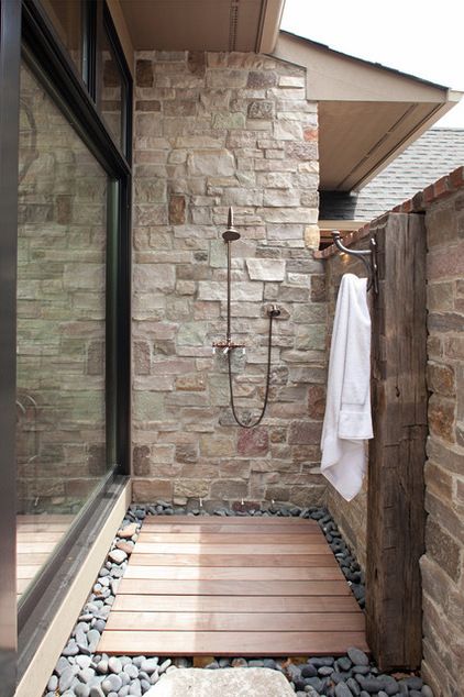 tinte naturali..pietra e legno.. . Outside Showers, Outdoor Showers, Outdoor Bathroom, Outdoor Bath, Outdoor Bathrooms, Modern Country, Tile Ideas, Outdoor Shower, Outdoor Rooms