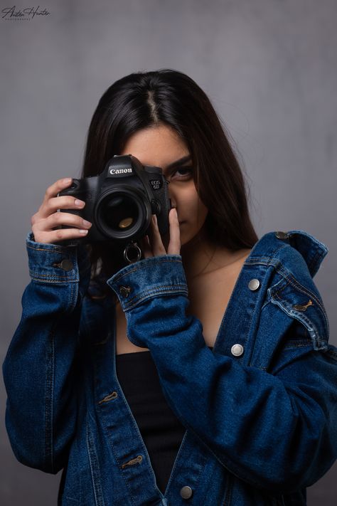 Photo Poses With Camera, Latina Brown Hair, Pose With Camera, Photographer Poses With Camera, Female Model Portrait, Female Model Poses, Beach Pictures Family, Girl With Camera, Los Angeles Temple