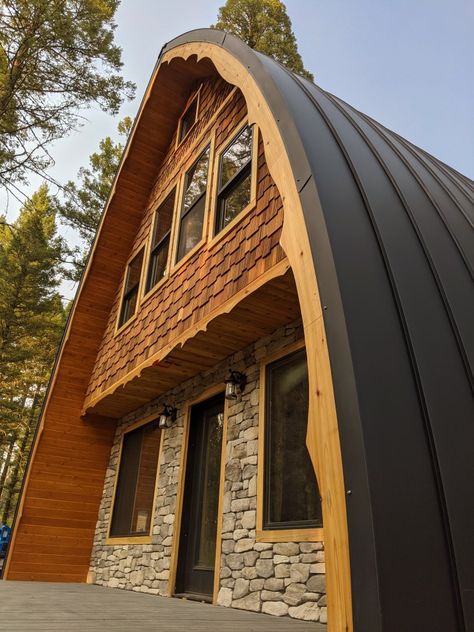 Quonset Hut Homes Exterior, Gothic Arch Cabin, Quonset Exterior, Arched Cabin Interior, Arched Cabin Floor Plans, Arch Cabins, Arched Bedroom, Nissen Hut, Quonset House