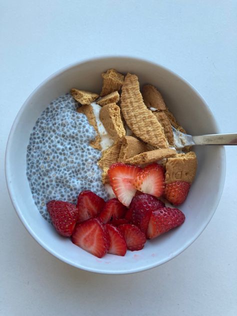 chia pudding. healthy breakfast. aesthetic morning. aesthetic breakfast. greek yogurt. strawberries. that girl. Chia Seed Pudding Aesthetic, How To Make Chia Pudding, Chia Pudding Aesthetic, Chia Pudding Strawberry, Chia Pudding With Yogurt, Chia Yogurt, Digestive Cookies, Looks Aesthetic, Foods For Abs