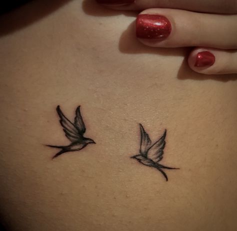 Bird Heart Tattoo, Lovebird Tattoo, Mockingbird Tattoo, Hummingbird Flower Tattoos, France Tattoo, Cute Sister Tattoos, Tiny Bird Tattoos, Bird Tattoos For Women, Vogel Tattoo