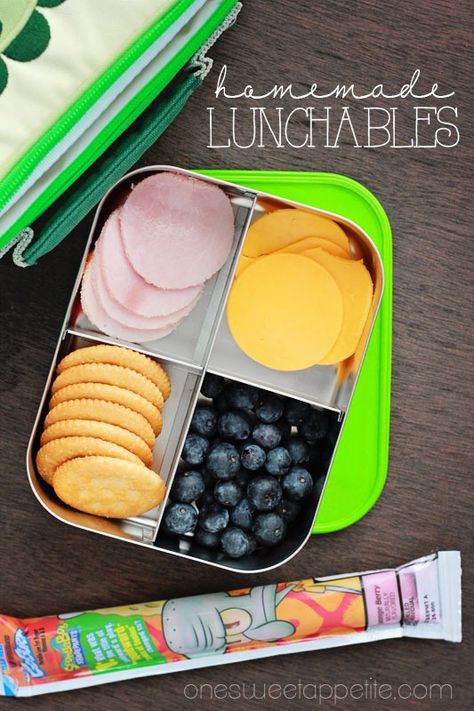 Homemade lunchables. Get the kids involved in their lunch making process by having them cut the shapes of their meat and cheese! Home Made Lunchables Kids, Diy Toddler Lunchables, Diy Lunchables Kids, Lunchables For Adults, Lunchables Diy For Kids, Simple Meal Prep Lunch, Diy Pizza Lunchables, Healthy Lunchables, Homemade Lunchables