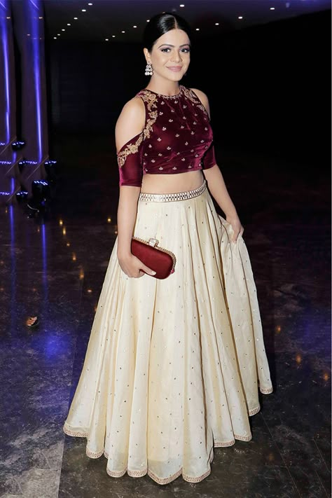 भारतीय दुल्हन संबंधी, डिजाइनर कपड़े, Crop Top Lehenga, Lehnga Dress, Lehenga Blouse Designs, Red Lehenga, Indian Gowns Dresses, Patiala Salwar, Lehenga Blouse