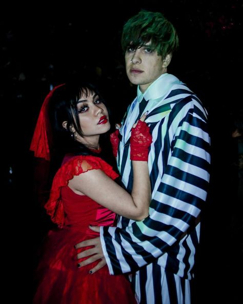 Tara Yummy And Jake Webber, Beetlejuice Couple Costume, Beetlejuice Costume, Jake Webber, Duo Costumes, Tara Yummy, Pretty Halloween Costumes, Duo Halloween Costumes, Couples Halloween Outfits